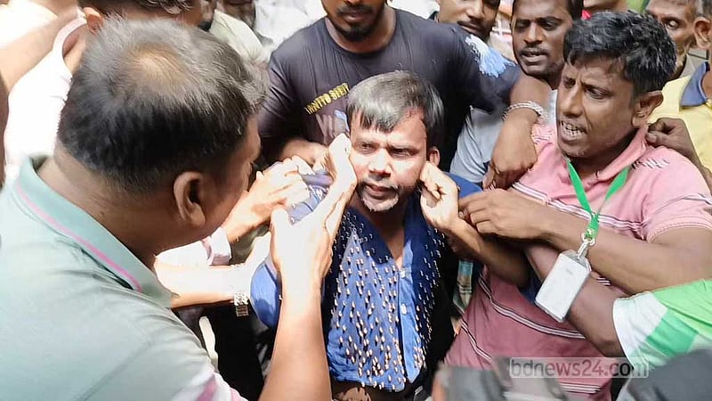 বগুড়ার আদালত চত্বরে হিরো আলমের ওপর হামলা