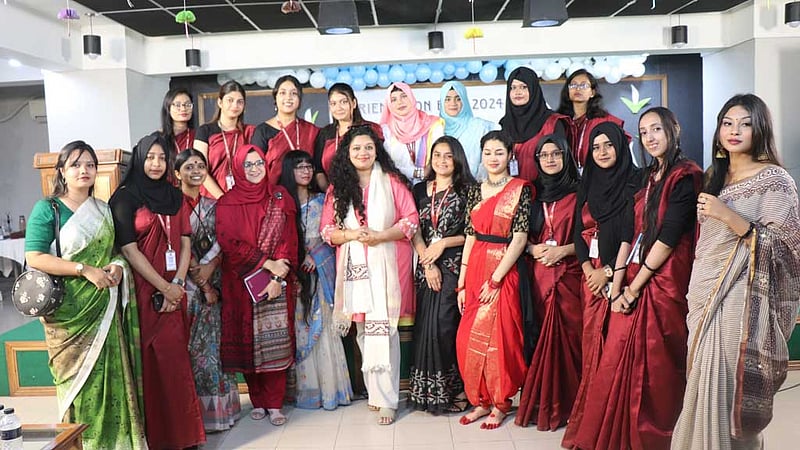 নবীনদের বরণ করল সেন্ট্রাল উইমেন্স ইউনিভার্সিটি