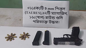 রাস্তার পাশে ঝুপড়িতে মিলল অস্ত্র ও গুলি