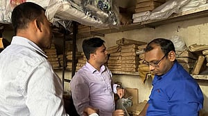 পাহাড়তলির দুই দোকান থেকে ৪০০ কেজি পলিথিন জব্দ, বিক্রেতার জরিমানা