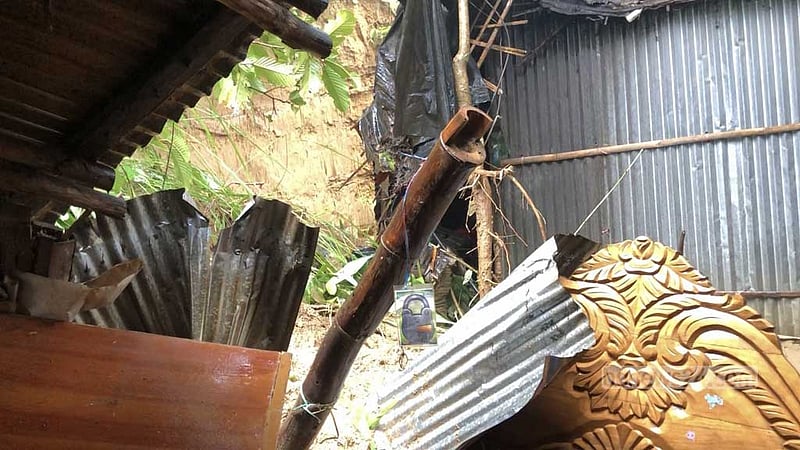 কক্সবাজারে পাহাড় ধসে প্রাণ গেল দুই পরিবারের ৬ জনের