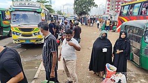 চট্টগ্রাম-কক্সবাজারের পথে বাসের চাকা ঘুরল ৪ ঘণ্টা পর