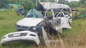 কুমিল্লায় বাসের ধাক্কায় মাইক্রোবাসে থাকা শিশুসহ ৪ জন নিহত