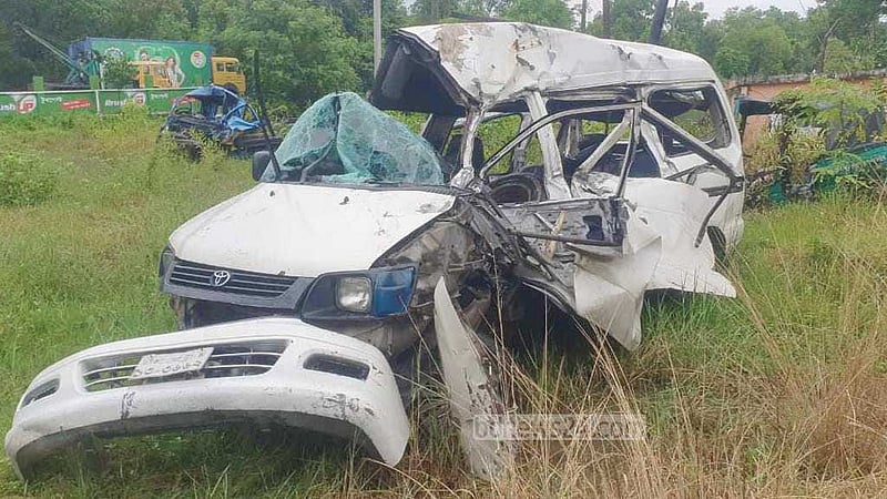 কুমিল্লায় বাসের ধাক্কায় মাইক্রোবাসে থাকা শিশুসহ ৪ জন নিহত