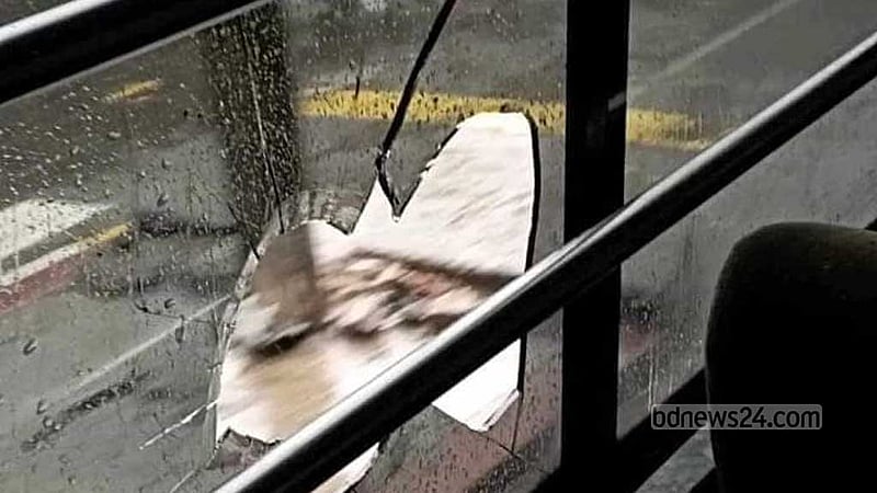 এবার ঢাকা কলেজের বাস ভাঙল আইডিয়ালের শিক্ষার্থীরা