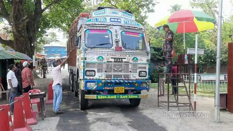 হিলি স্থলবন্দর দিয়ে এল ভারতীয় আলু, কেজি ২২ টাকার কম