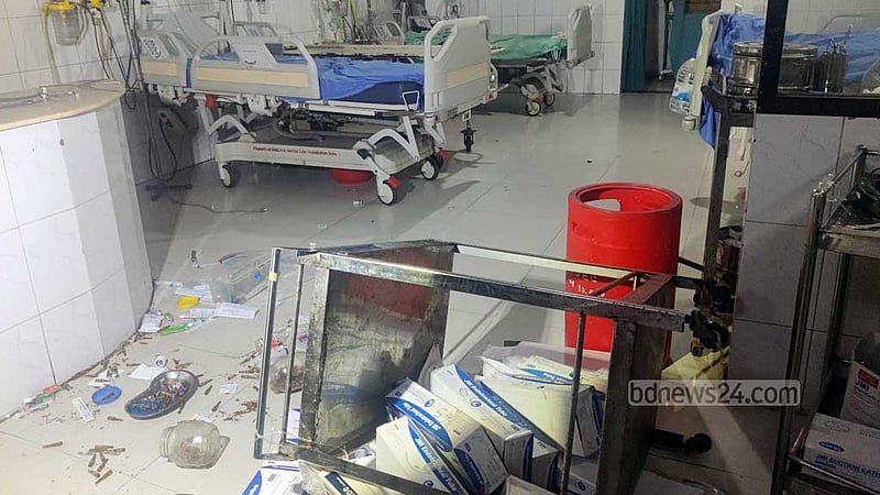 মারধর-মারামারি: কর্মবিরতিতে সেবা বন্ধ ঢাকা মেডিকেলে