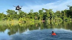 বন্যা দুর্গত এলাকায় যেভাবে ওষুধ আর ত্রাণ নিয়ে গেল ড্রোন