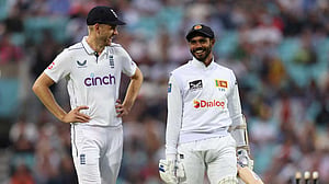 ইংল্যান্ডের নাটকীয় ব্যাটিং ধস, ‘অফ স্পিনার’ ওকস ও শ্রীলঙ্কার ফেরা
