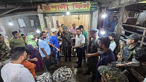 ফরিদপুরে ভোক্তা অধিদপ্তরের অভিযানে ইলিশের দাম কমল ২০০ টাকা