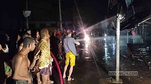 ফরিদপুরে আগুনে পুড়ে ছাই ৫ দোকান