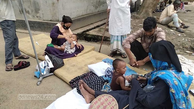 বন্যা: বাড়ছে ডায়রিয়া, হাসপাতালের গাছতলা-সড়কেও রোগী