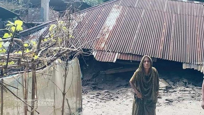 ফেনীর বন্যা: ‘হাইল্লা তোয়াই হাইয়ের না, চাইল দি কিয়া করমু?’