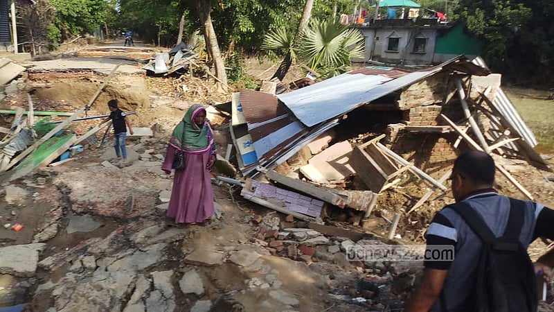 বন্যার্তদের পুনর্বাসনে ইস্ট ওয়েস্টের অনুদান