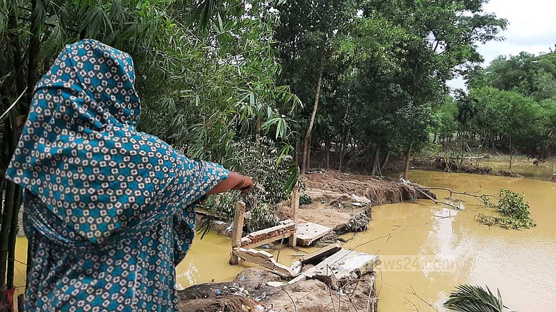 ‘ঘরের তো কিচ্ছুই নাই, পিন্দনের এক কাপড় লই আসছি রাস্তায়’
