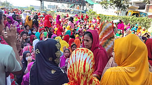 গাজীপুরে মহাসড়ক অবরোধ করে শ্রমিকদের বিক্ষোভ