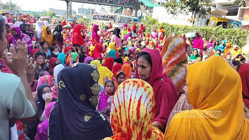 গাজীপুরে মহাসড়ক অবরোধ করে শ্রমিকদের বিক্ষোভ
