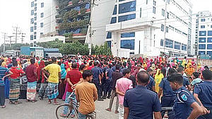 গাজীপুরে ৩ ঘণ্টা মহাসড়ক অবরোধ করে শ্রমিক বিক্ষোভ, ভোগান্তি