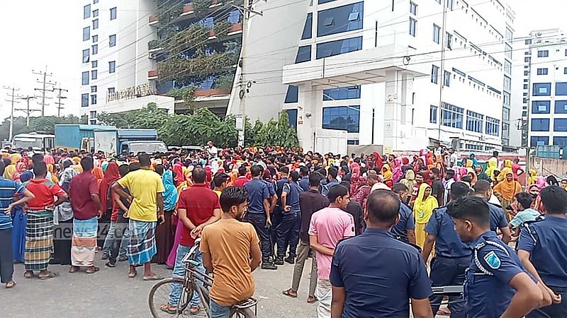 গাজীপুরে ৩ ঘণ্টা মহাসড়ক অবরোধ করে শ্রমিক বিক্ষোভ, ভোগান্তি