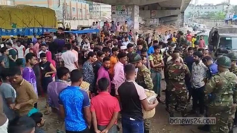 গাজীপুরে ‘শ্রমিকদের বিক্ষোভ থেকে’ ইটপাটকেল নিক্ষেপ, আহত ৫ পুলিশ