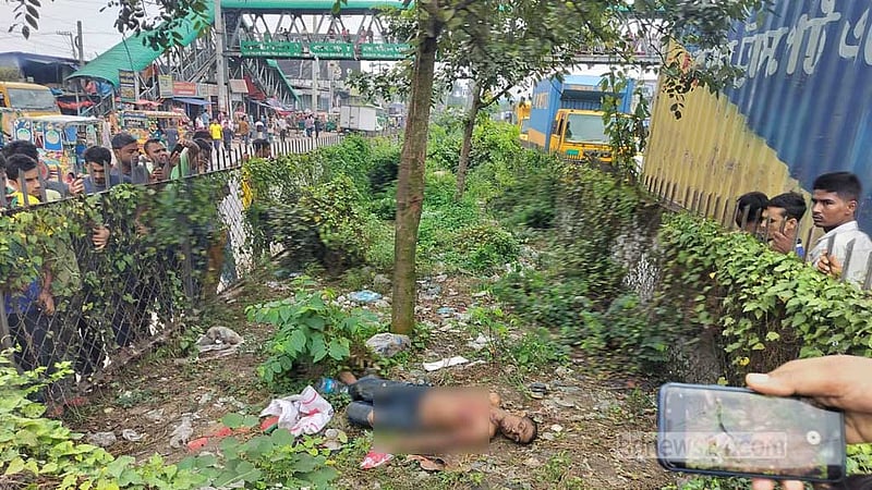 ‘বোতল টোকানোর কথা বলে বের হয় ভাই, পরে সড়ক বিভাজকে মেলে লাশ’