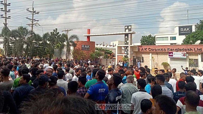 গাজীপুরে কয়েকটি কারখানার শ্রমিকদের বিক্ষোভ, সড়ক অবরোধ