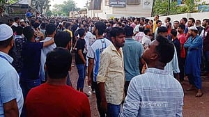 গাজীপুরে বেতন বৃদ্ধিসহ ১৯ দফা দাবিতে শ্রমিকদের সড়ক অবরোধ