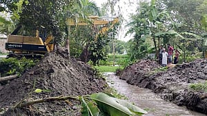 গোপালগঞ্জে বাঁধ কেটে ১ কিলোমিটার খাল দখলমুক্ত