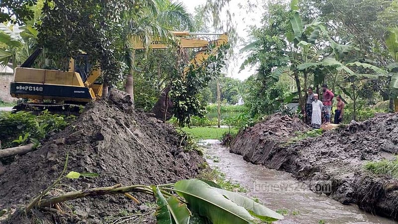 গোপালগঞ্জে বাঁধ কেটে ১ কিলোমিটার খাল দখলমুক্ত