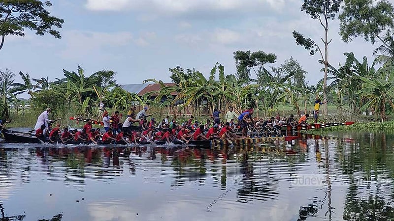 ‘আমাগো হাসিনা নাই, এবার কেউ নৌকা লইয়া বাইচ দিতে আইসে নাই’