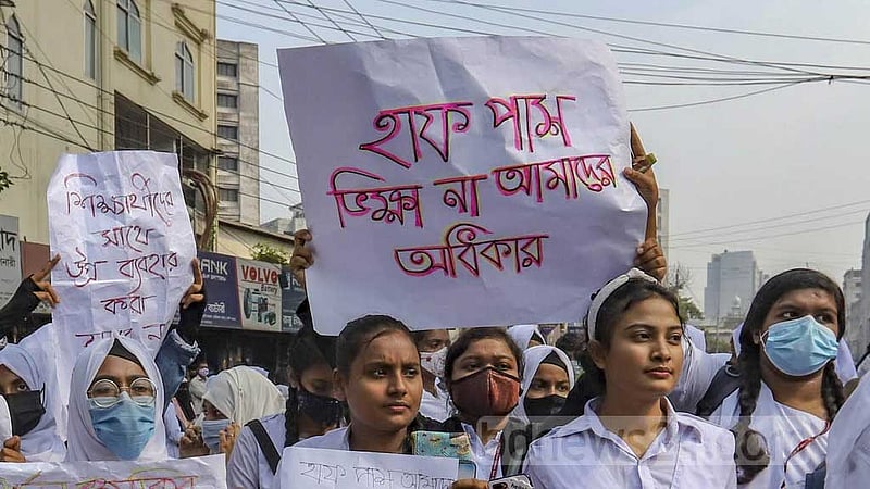 সপ্তাহের ৭ দিনই শিক্ষার্থীদের জন্য অর্ধেক বাসভাড়া