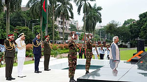 সেনানিবাসে শিখা অনির্বাণে পুষ্পস্তবক অর্পণ প্রধান উপদেষ্টার