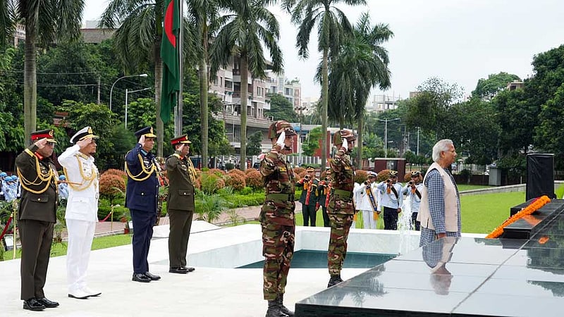 সেনানিবাসে শিখা অনির্বাণে পুষ্পস্তবক অর্পণ প্রধান উপদেষ্টার
