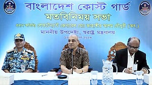 সার-ইলিশ চোরাচালান বন্ধে সতর্ক থাকুন: কোস্টগার্ডকে উপদেষ্টা