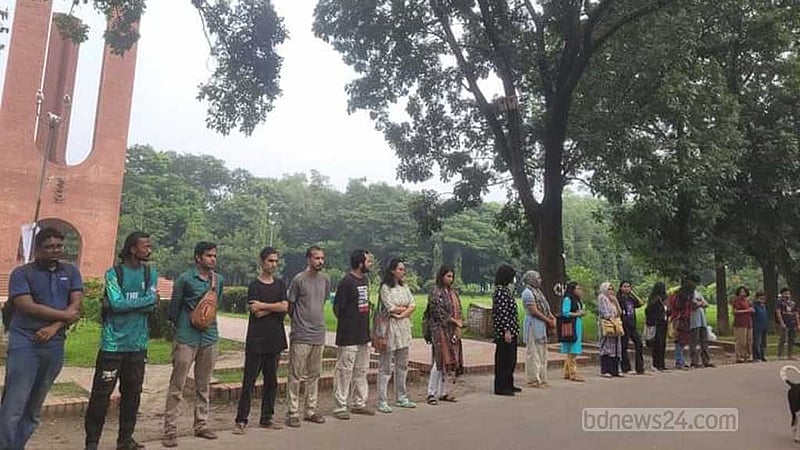 জাবিতে সাম্প্রদায়িক সম্প্রীতি বিনষ্ট ও বিদ্বেষের প্রতিবাদে মানববন্ধন