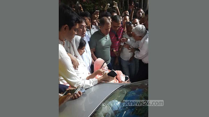 হাসপাতাল থেকে ৬ দিন পর বাসায় ফিরলেন খালেদা জিয়া