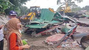 লালমনিরহাটে রেলের জমিতে গড়ে তোলা অবৈধ স্থাপনা উচ্ছেদ