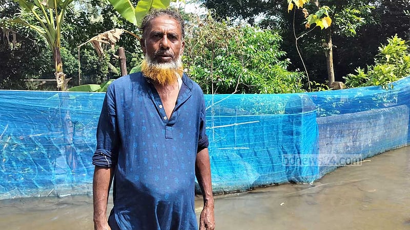বিশ্ববিদ্যালয়ে পড়েন ছেলে, বন্যায় কাজহীন কষ্টের দিন দিনমজুর বাবার
