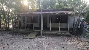 সুনীল গঙ্গোপাধ্যায়ের পৈতৃক বাড়ি দখলের অভিযোগ বিএনপি নেতার বিরুদ্ধে