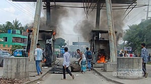 টোলমুক্ত করার দাবিতে পুড়িয়ে দেওয়া হল শহীদ রফিক সেতুর টোলবক্স
