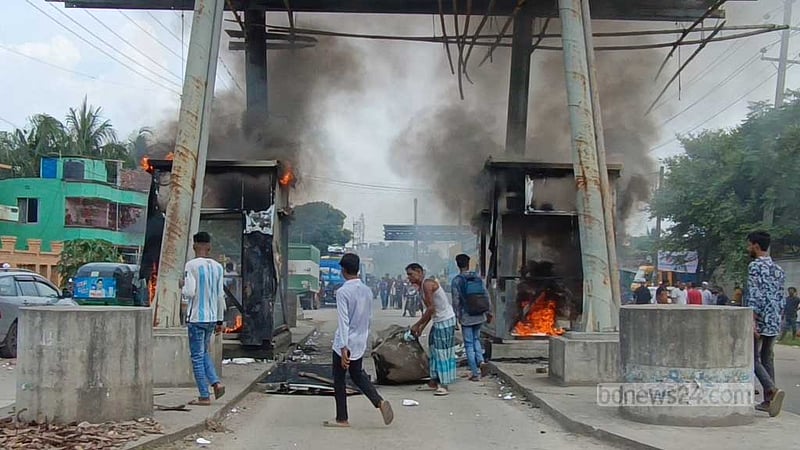 টোলমুক্ত করার দাবিতে পুড়িয়ে দেওয়া হল শহীদ রফিক সেতুর টোলবক্স