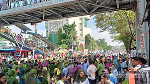 নার্সিংয়ের মহাপরিচালকের পদত্যাগ দাবিতে মহাখালীতে অবরোধ