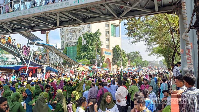 নার্সিংয়ের মহাপরিচালকের পদত্যাগ দাবিতে মহাখালীতে অবরোধ