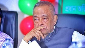 ‘অর্থ পাচার’: স্ত্রীসহ মহীউদ্দীন খান আলমগীরের বিরুদ্ধে দুদকের মামলা