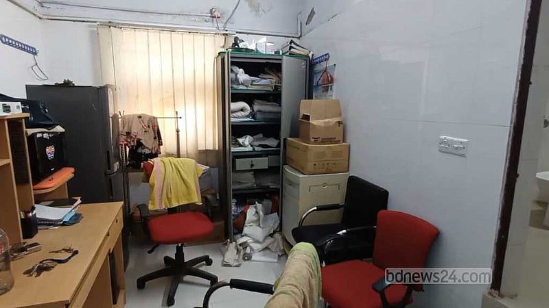নওগাঁ হাসপাতালের ডায়ালাইসিস ইউনিটে ভাঙচুর-টাকা লুট, আহত ১