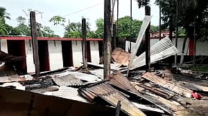 নারায়ণগঞ্জে দেওয়ানবাগ মাজারে হামলা-লুটপাট, অগ্নিসংযোগ