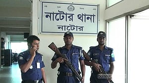 নাটোরে যুবলীগ নেতার বাড়ি থেকে পিস্তল-গুলি উদ্ধার