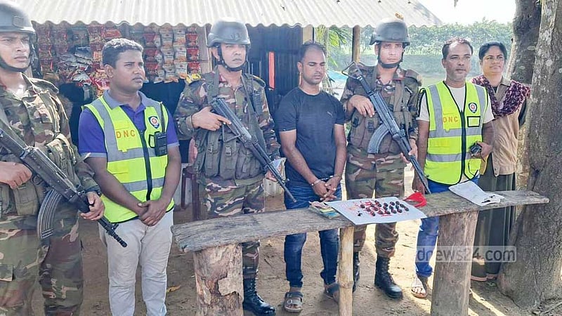নেত্রকোণায় পাহাড়ে এক হাজার ইয়াবাসহ যুবক গ্রেপ্তার