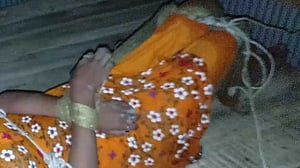 নোয়াখালীতে শ্বশুরবাড়িতে হাত-পা বেঁধে গৃহবধূকে নির্যাতন