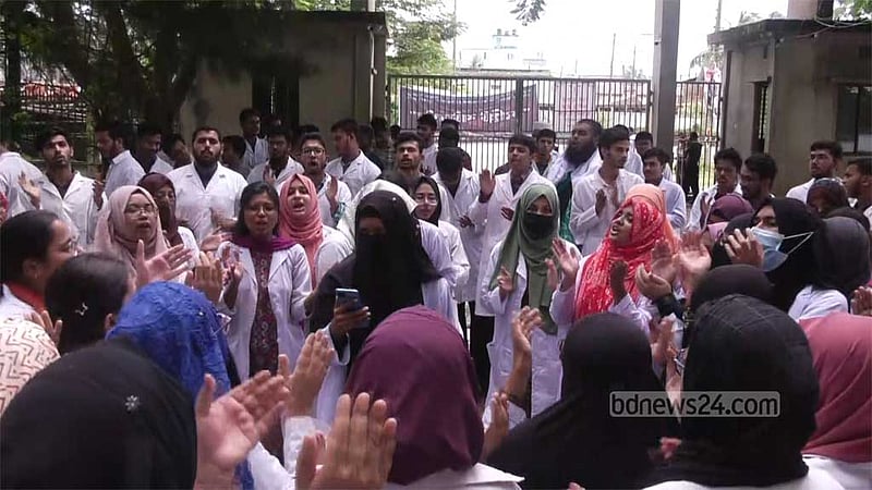 অধ্যক্ষের পদত্যাগ দাবিতে নোয়াখালী মেডিকেল কলেজে ‘কমপ্লিট শাটডাউন’